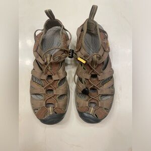 Keen youth waterproof hiking style shoes. Size 3. Brown loop & latch style.